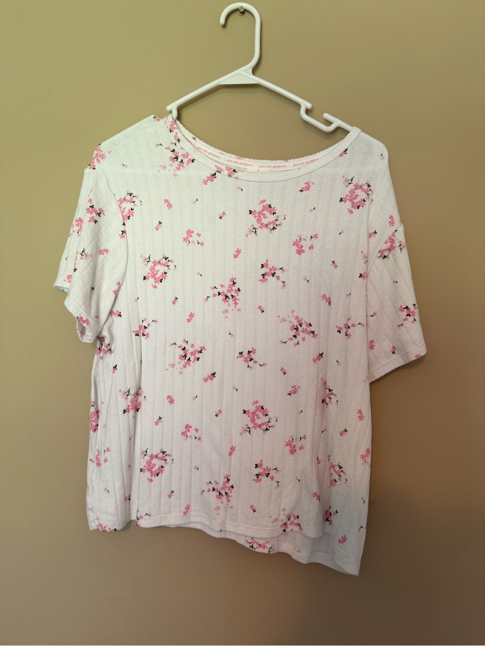 💰White Short Sleeve Ribbed Tee with Pink Floral Print